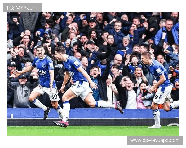 伯恩利后卫泰科夫距离破门只差几厘米，遗憾无缘进球，伯恩利塔科夫斯基