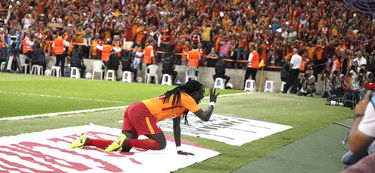 乐鱼体育平台-“世界顶尖泳者齐聚新加坡,2025游泳锦标赛备受瞩目”